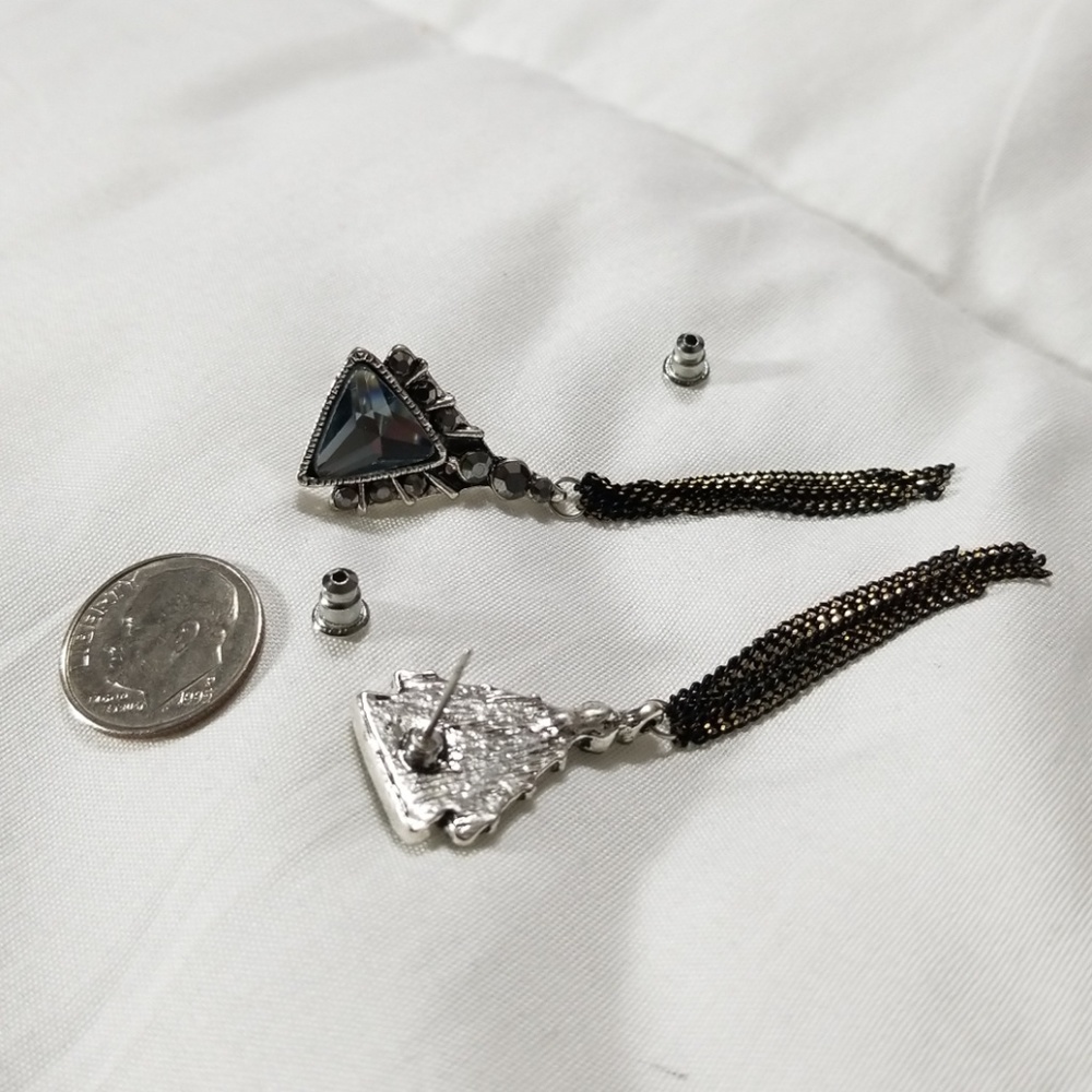 Triangle chain earring - Picture 3 of 3